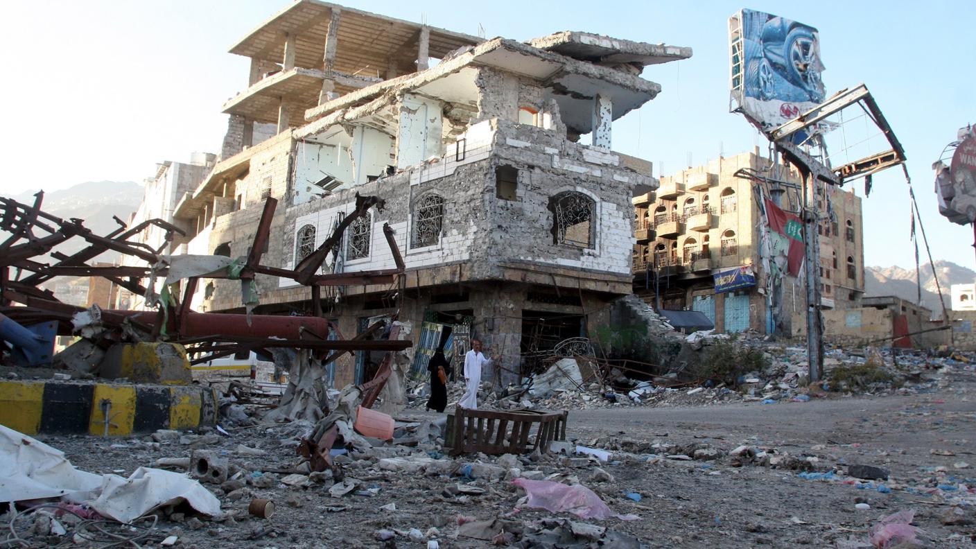 Quel che resta di un quartiere yemenita dopo un attacco saudita