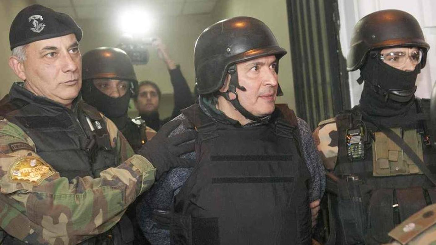 José Lopez scortato dalla polizia