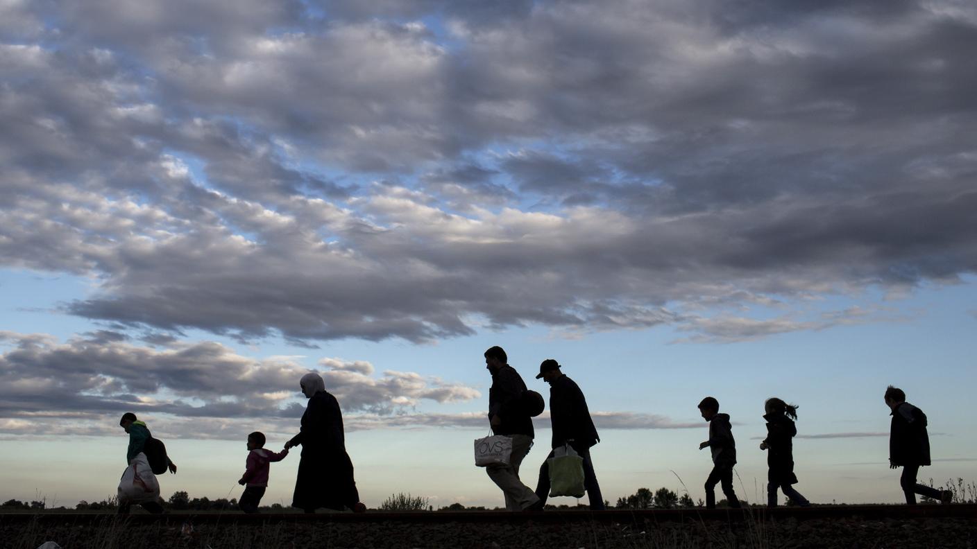 I migranti in fuga dalle guerre venivano caricati sui veicoli prima delle frontiere