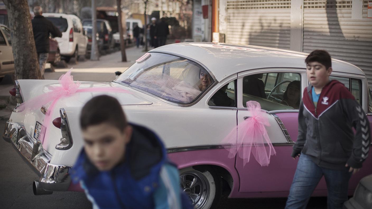 Nel tradizionale quartiere di Fatih, dopo il matrimonio, una sposa in auto sta andando a festeggiarecon parenti e amici. Istanbul, il 11 dicembre 2016.