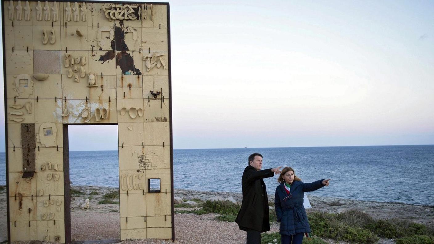 L'allora primo ministro Matteo Renzi e Giusi Nicolini davanti al monumento "Porta di Lampedusa-Porta d'Europa" alla memoria dei migranti morti in mare