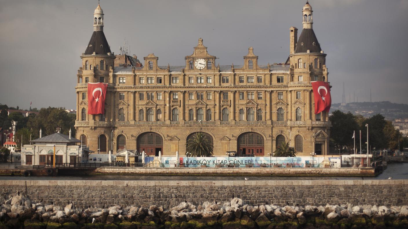 Anche sulle torri dell'antica stazione di Haydarpaşa sono state issate, simmetriche, 2 enormi bandiere rosse con la mezzaluna e la stella
