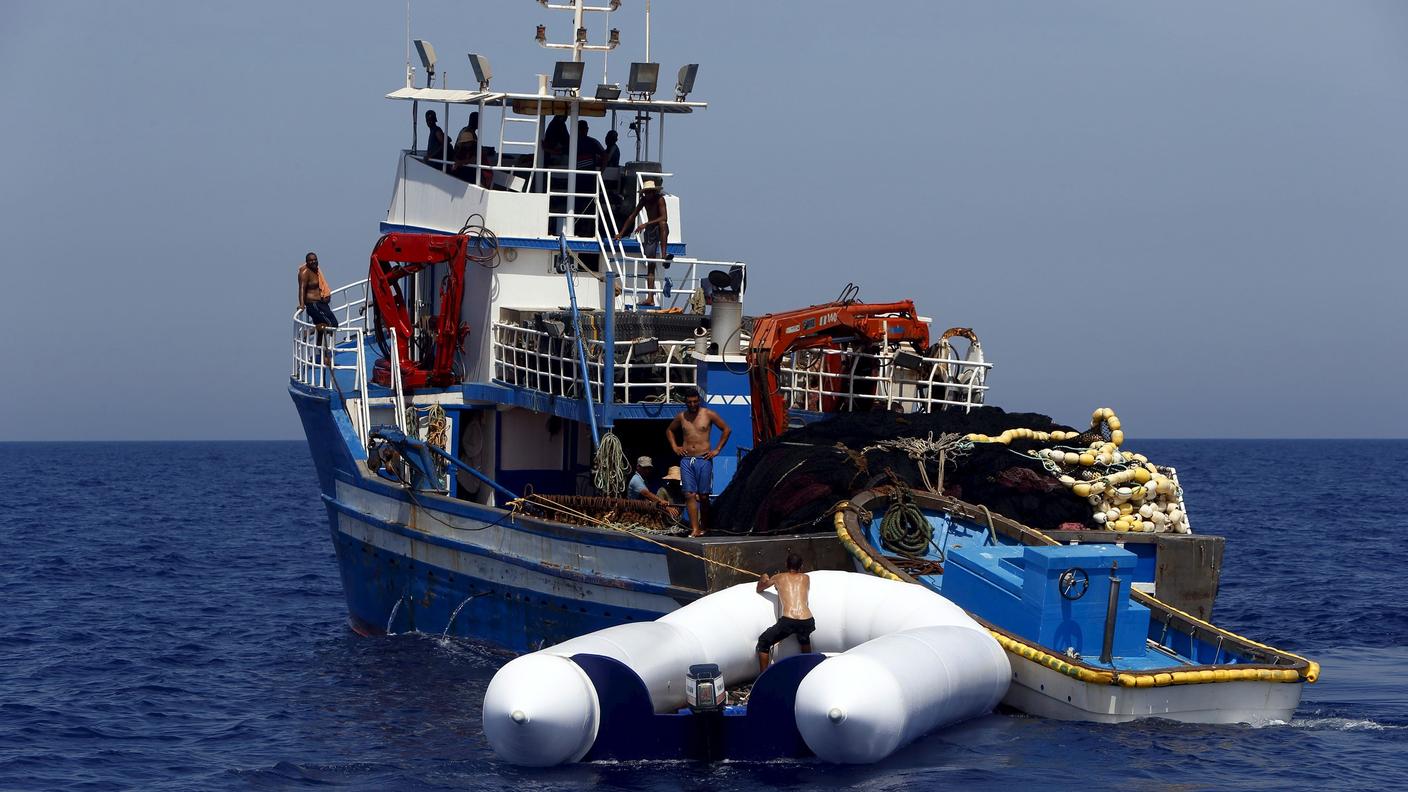 Non è raro che pescatori italiani o tunisini soccorrano i gommoni con i profughi a bordo