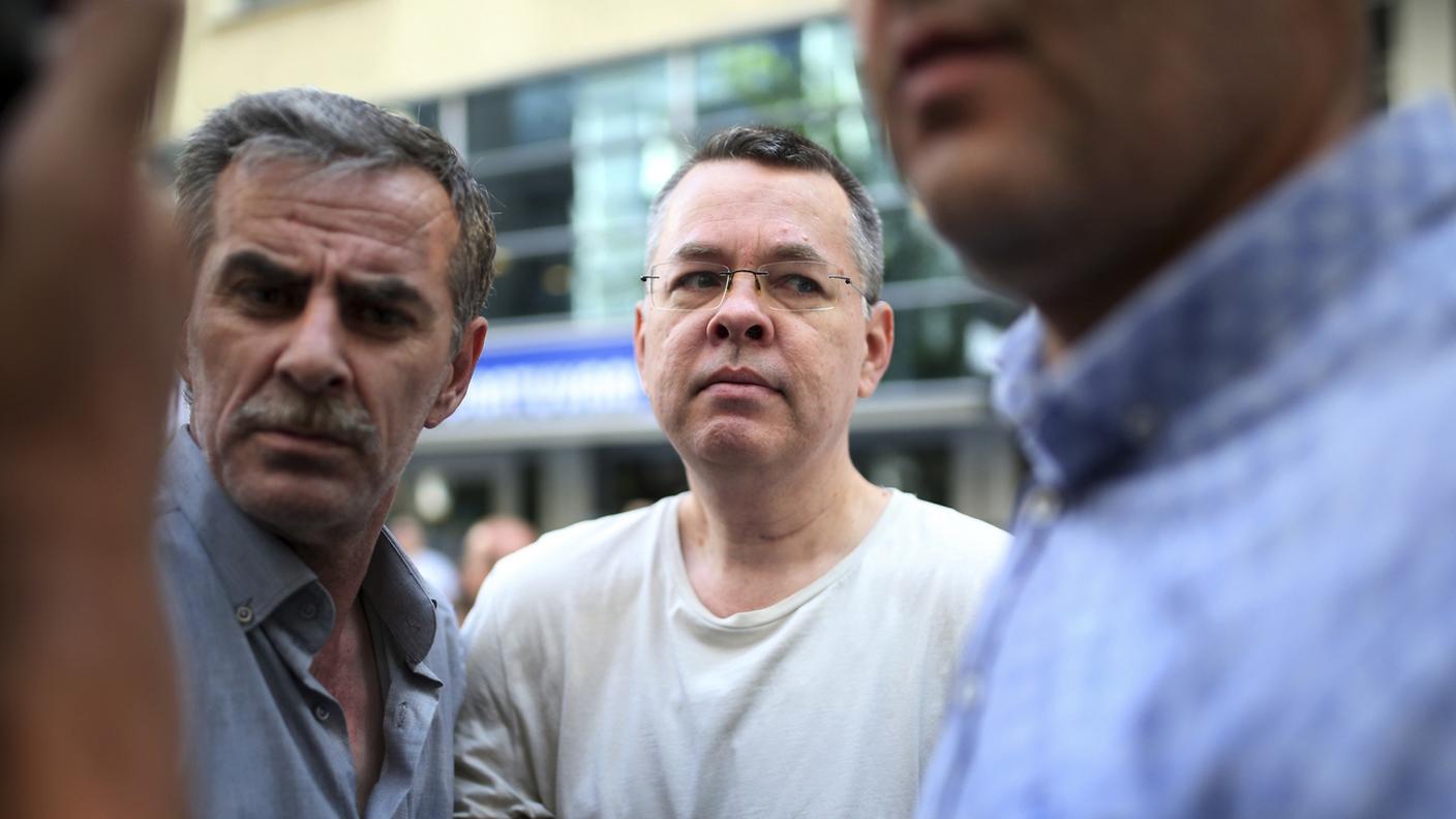 Brunson (al centro) era agli arresti domiciliari per motivi di salute, dopo 21 mesi in carcere