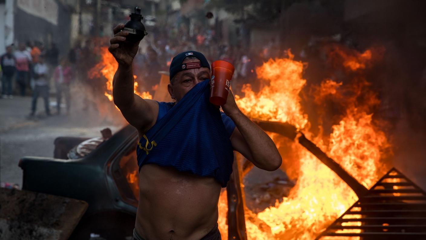 Auto in fiamme e manifestanti in rivolta nei pressi della caserma occupata dalla Guardia nazionale