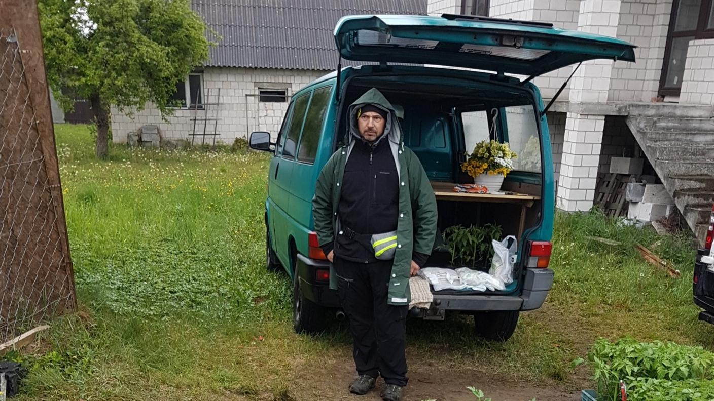 Un venditore lungo la strada principale del centro rurale a 140 chilometri a nord di Varsavia