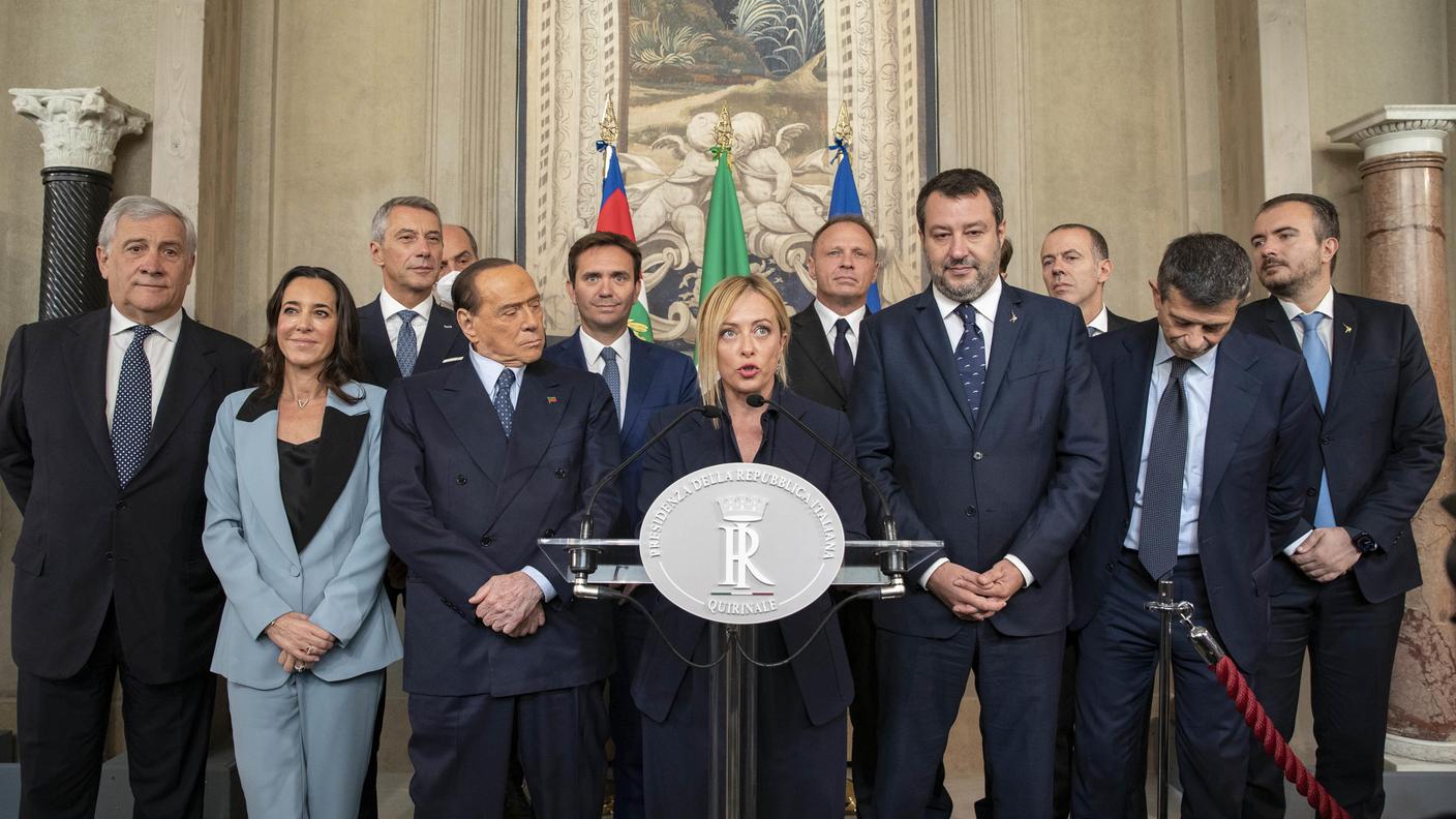 Stamani al Quirinale: Giorgia Meloni, attorniata da Silvio Berlusconi, Matteo Salvini e altri membri della delegazione del centrodestra, dopo il breve incontro con il capo dello Stato Sergio Mattarella