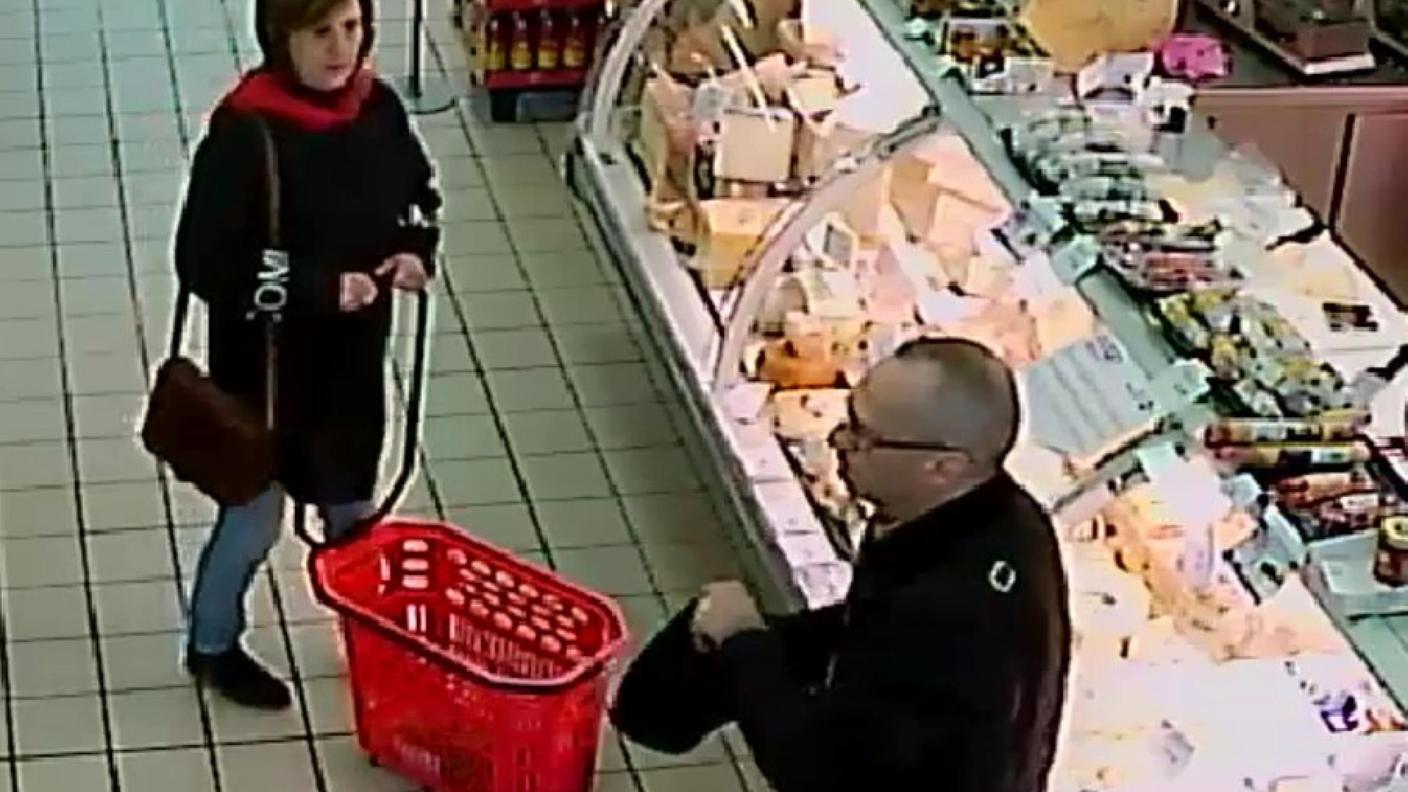 Laura Bonafede, figlia del boss di Campobello di Mazara, e Matteo Messina Denaro parlano al supermercato il 14 gennaio del 2023, due giorni prima dell'arresto del boss