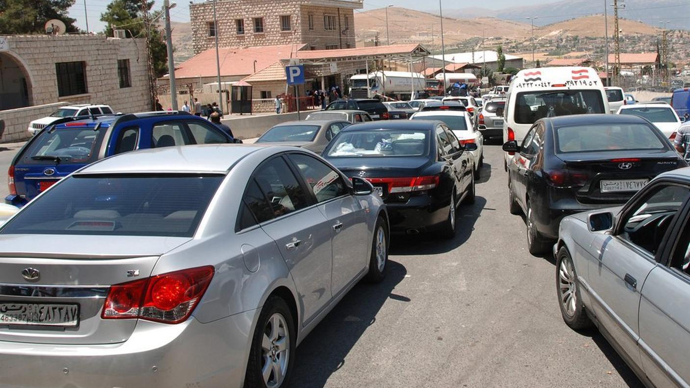 Colonne di automobili al confine fra Siria e Libano