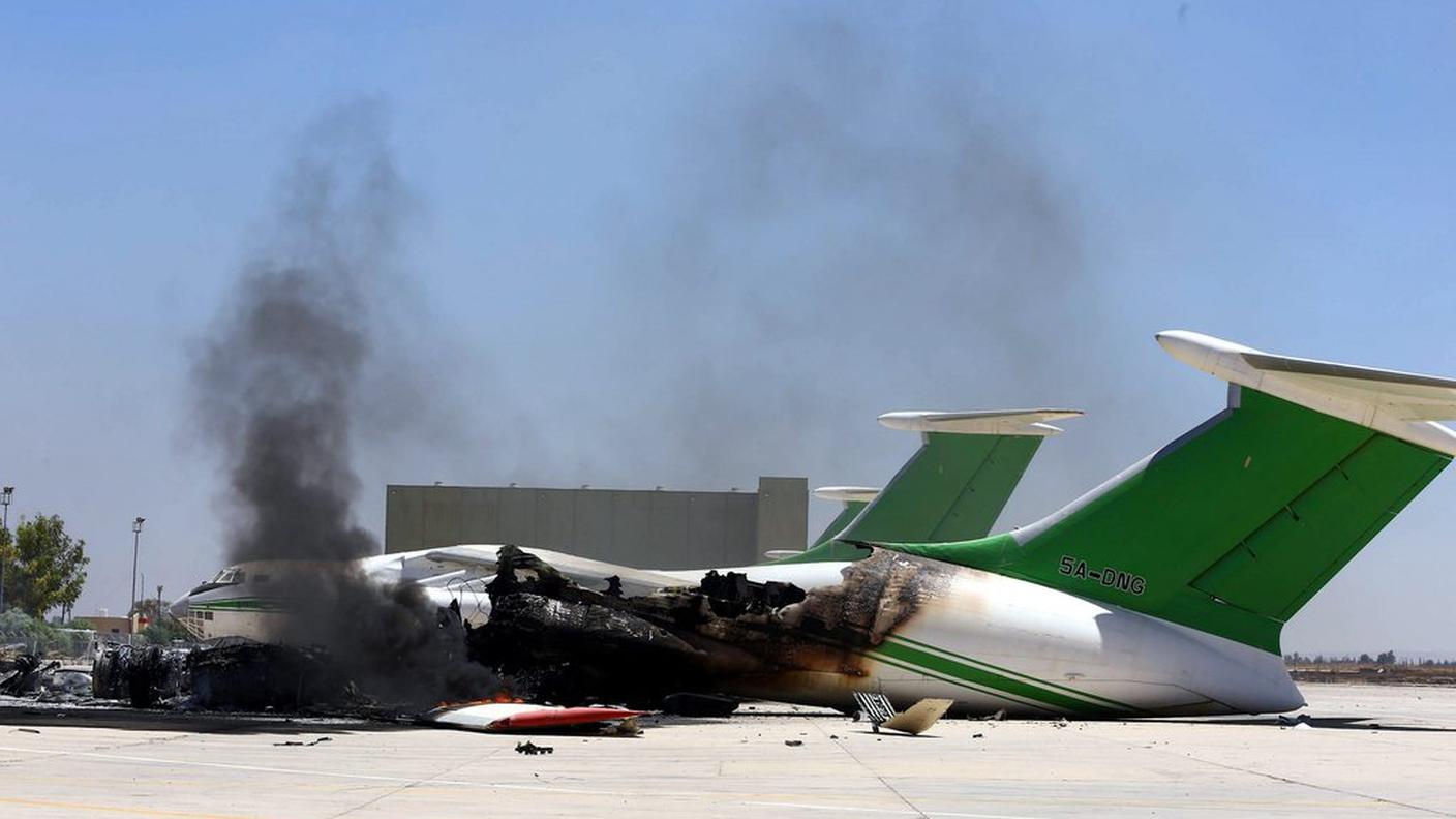 Aeroporto di Tripoli sotto il fuoco incrociato