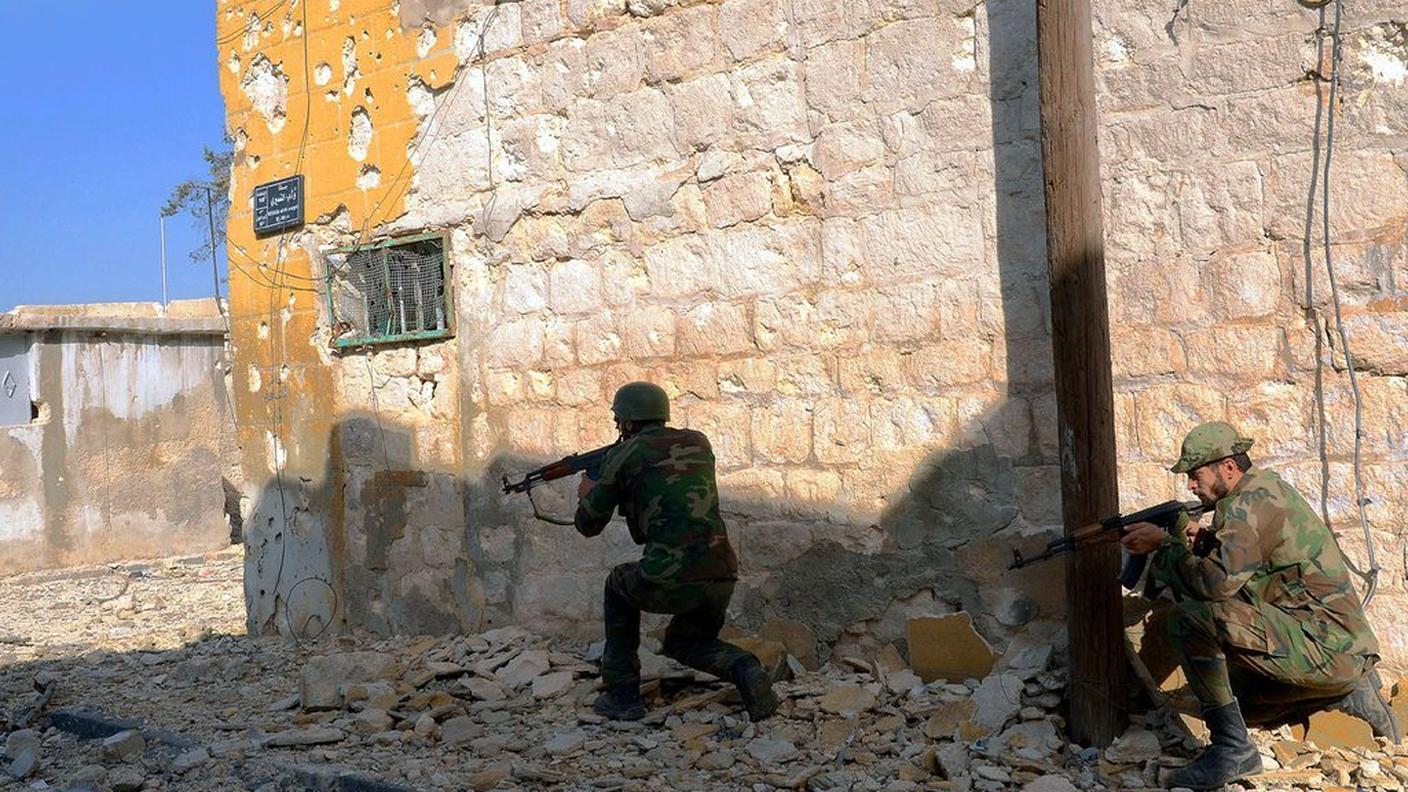 Soldati siriani ad Aleppo: ieri nel nord del paese ne sarebbero stati uccisi 78