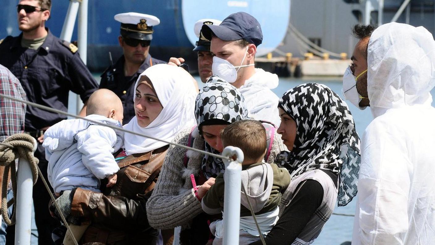 Donne e bambini sopravvissuti al viaggio della speranza
