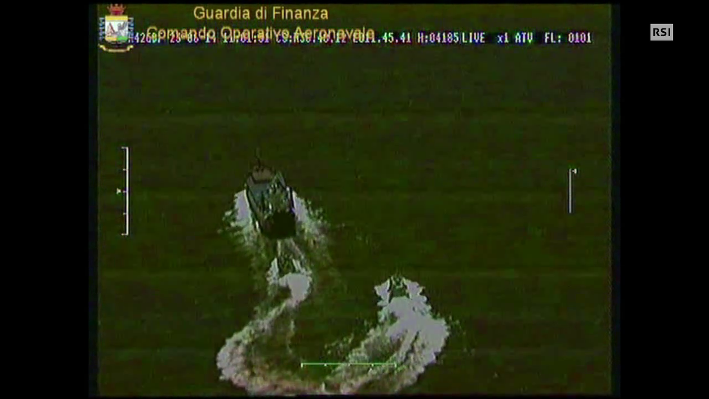 La nave intercettata e fermata dalla guardia di finanza