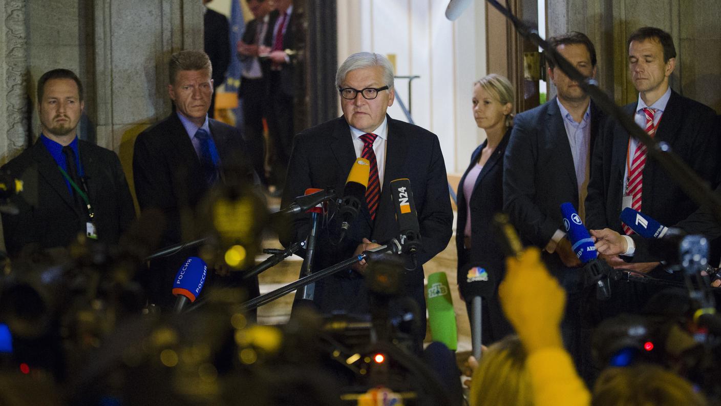 Il ministro degli Esteri tedesco Steinmeier parla ai giornalisti
