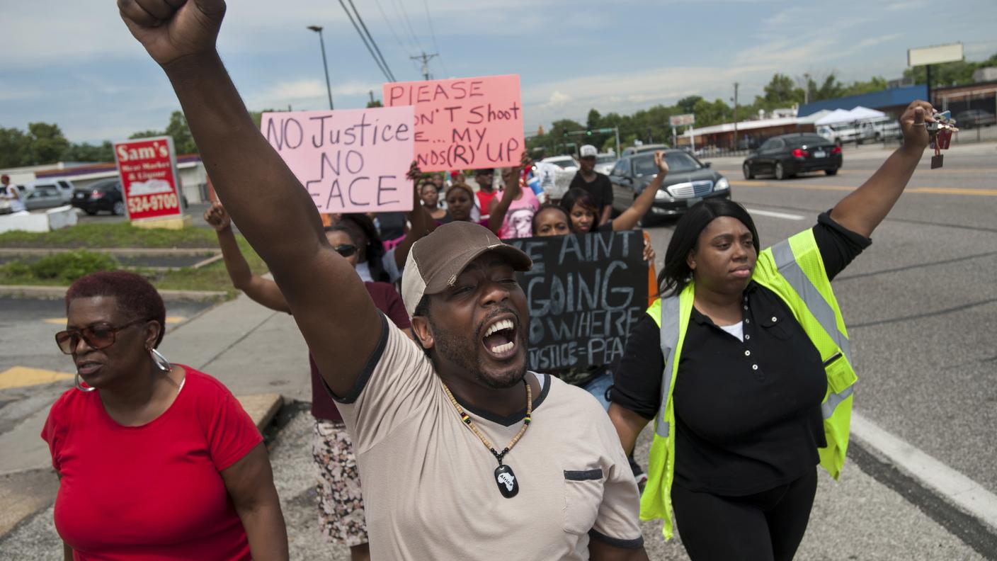 Una marcia di protesta nel sobborgo di St. Louis 