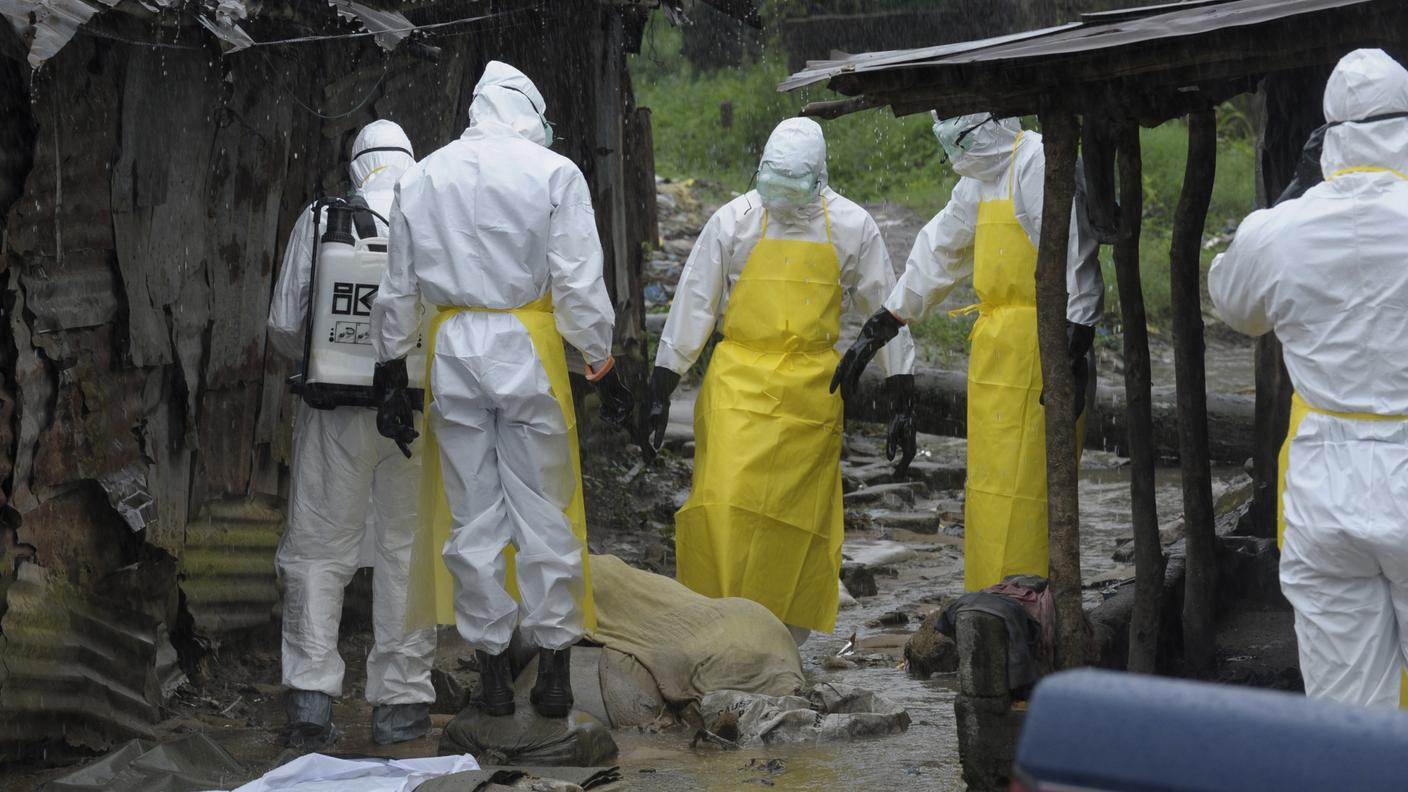 Medici al lavoro negli scorsi giorni a Monrovia