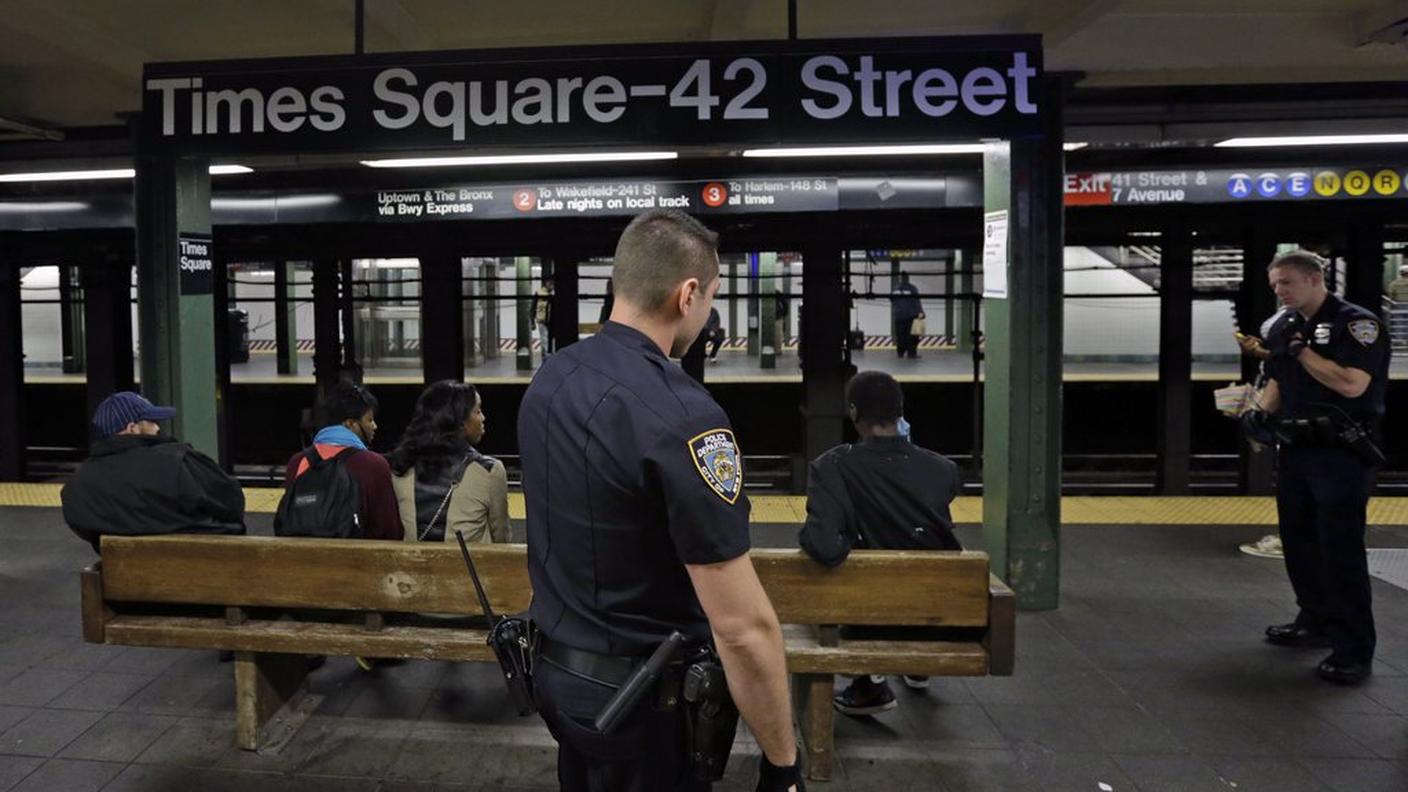 Agenti di polizia controllano la metropolitana di New York per l'allarme attentati