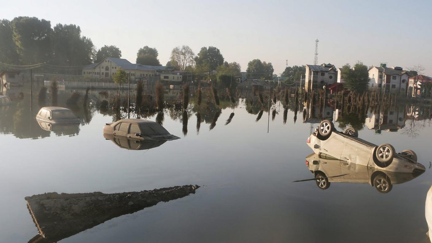 Auto sommerse nella valle del Kashmir
