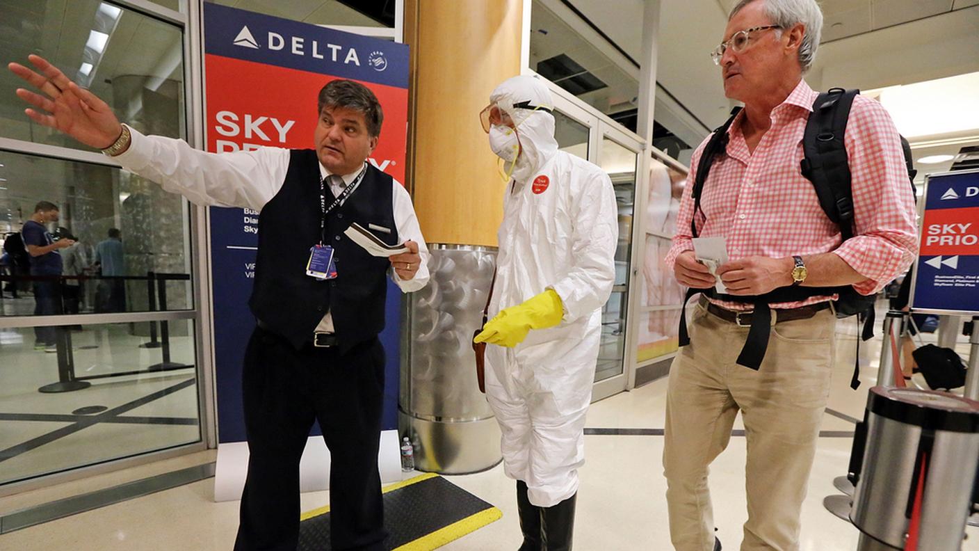 Il dottor Gil Mobley, in tuta anti-virus, accusa le autorità per l'arrivo di ebola in Texas