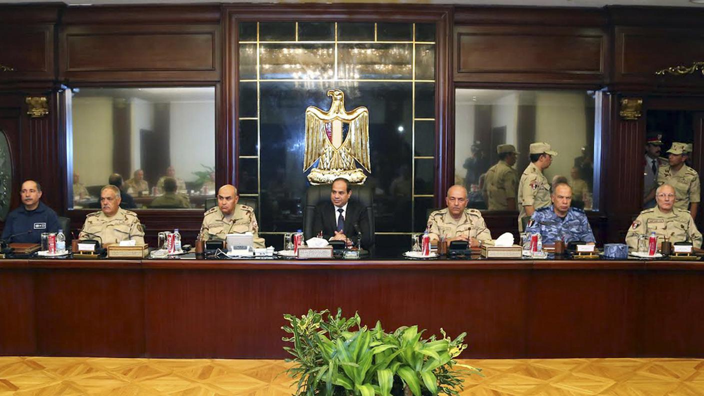 Abdel Fattah al Sisi (al centro) durante la riunione del Consiglio supremo delle forze armate