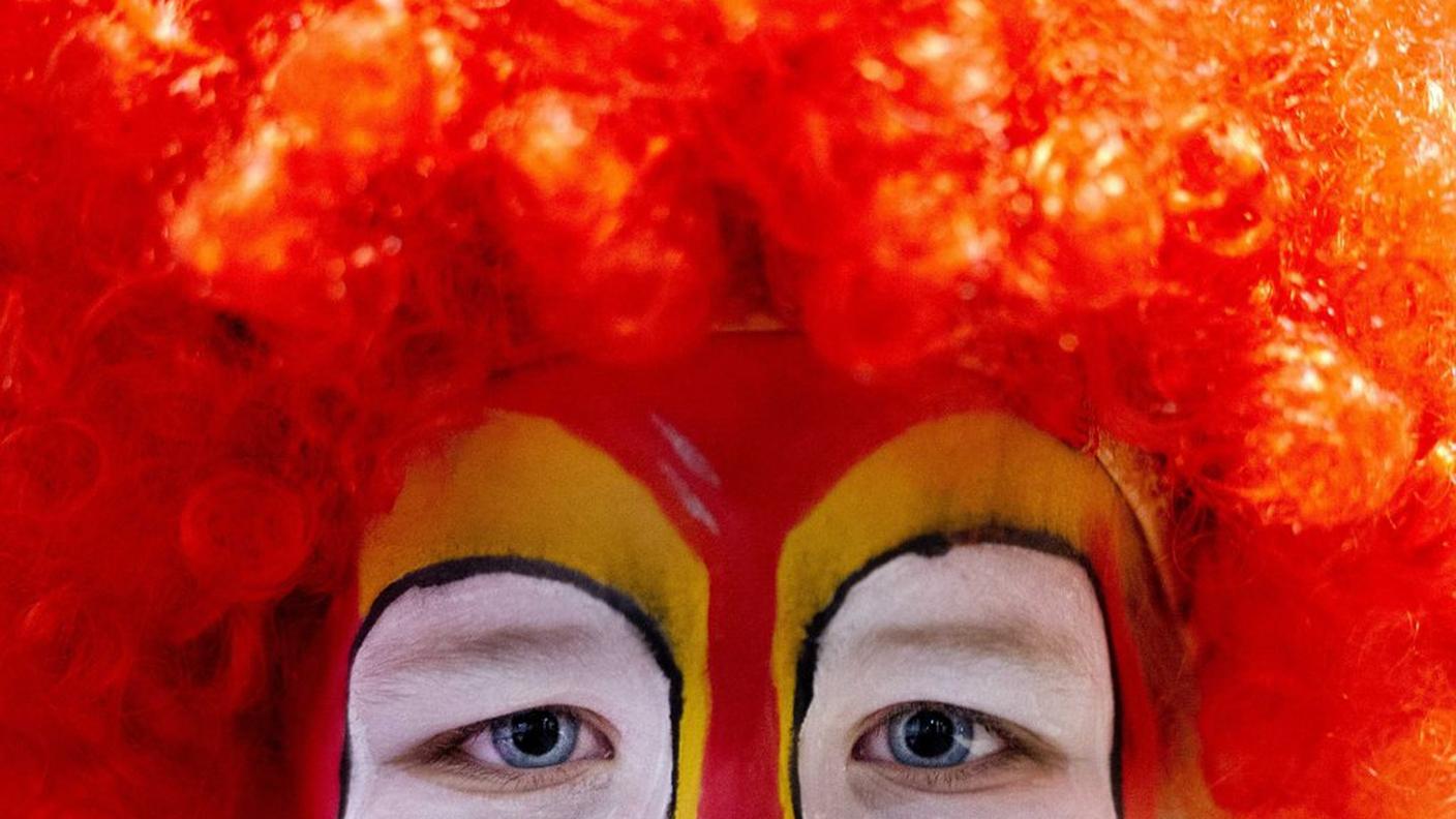 I clown sono armati di pistole, coltelli o mazze da baseball