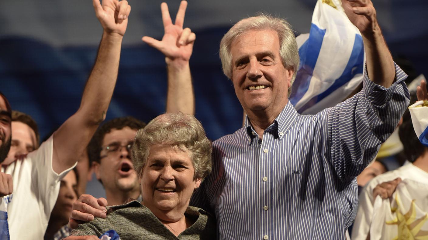 Tabare Vasquez abbraccia la moglie dopo i primi risultati