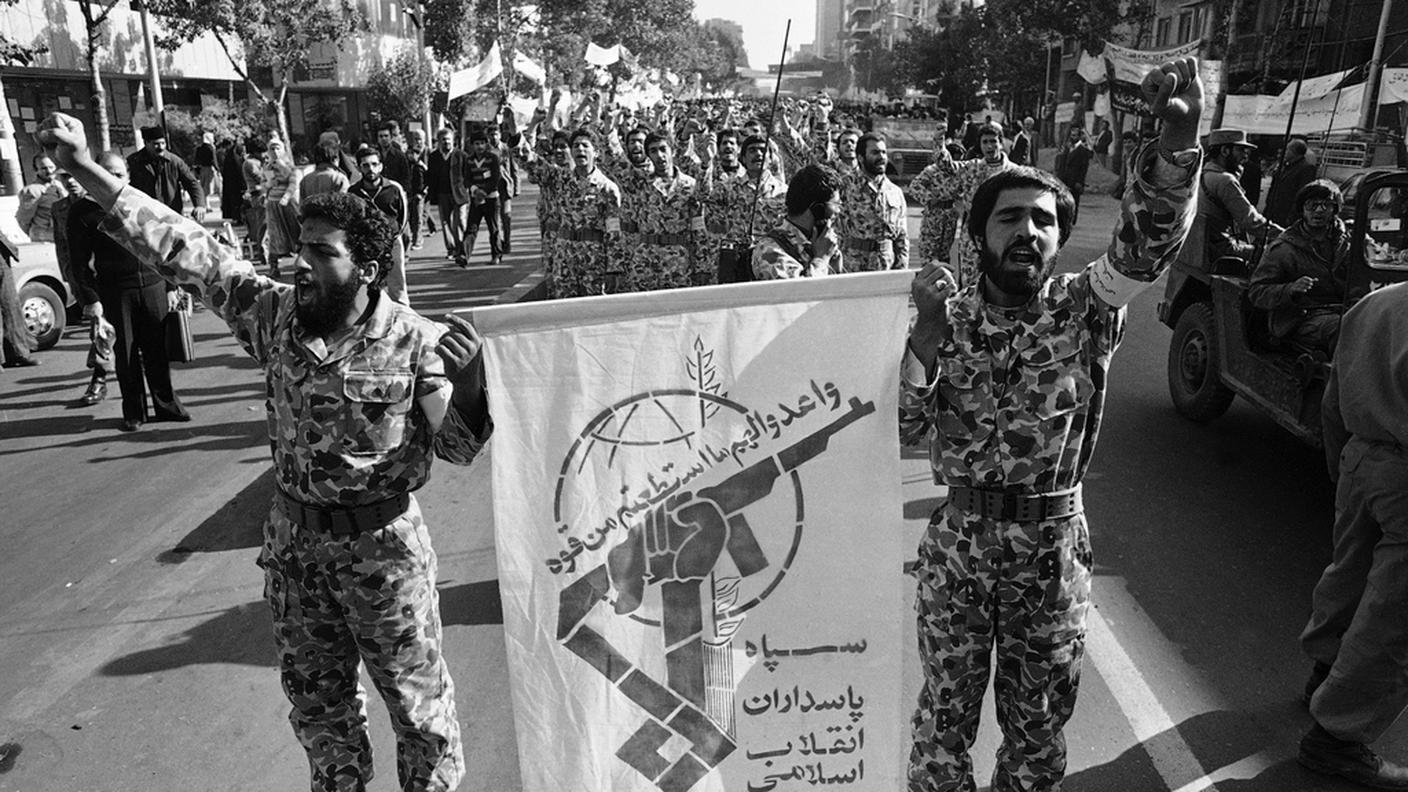 Militari iraniani esultanti, dopo l'occupazione dell'ambasciata