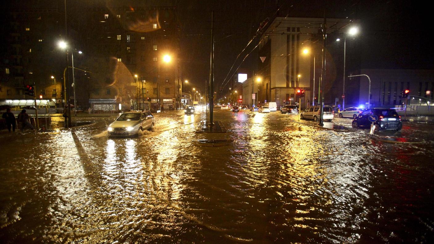 Il fiume Seveso ha allagato diverse strade del capoluogo lombardo