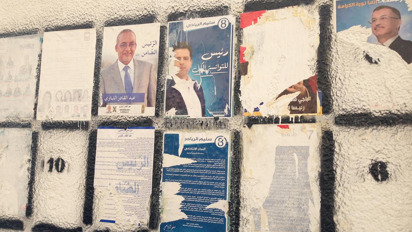 I manifesti elettorali per le strade di Tunisi