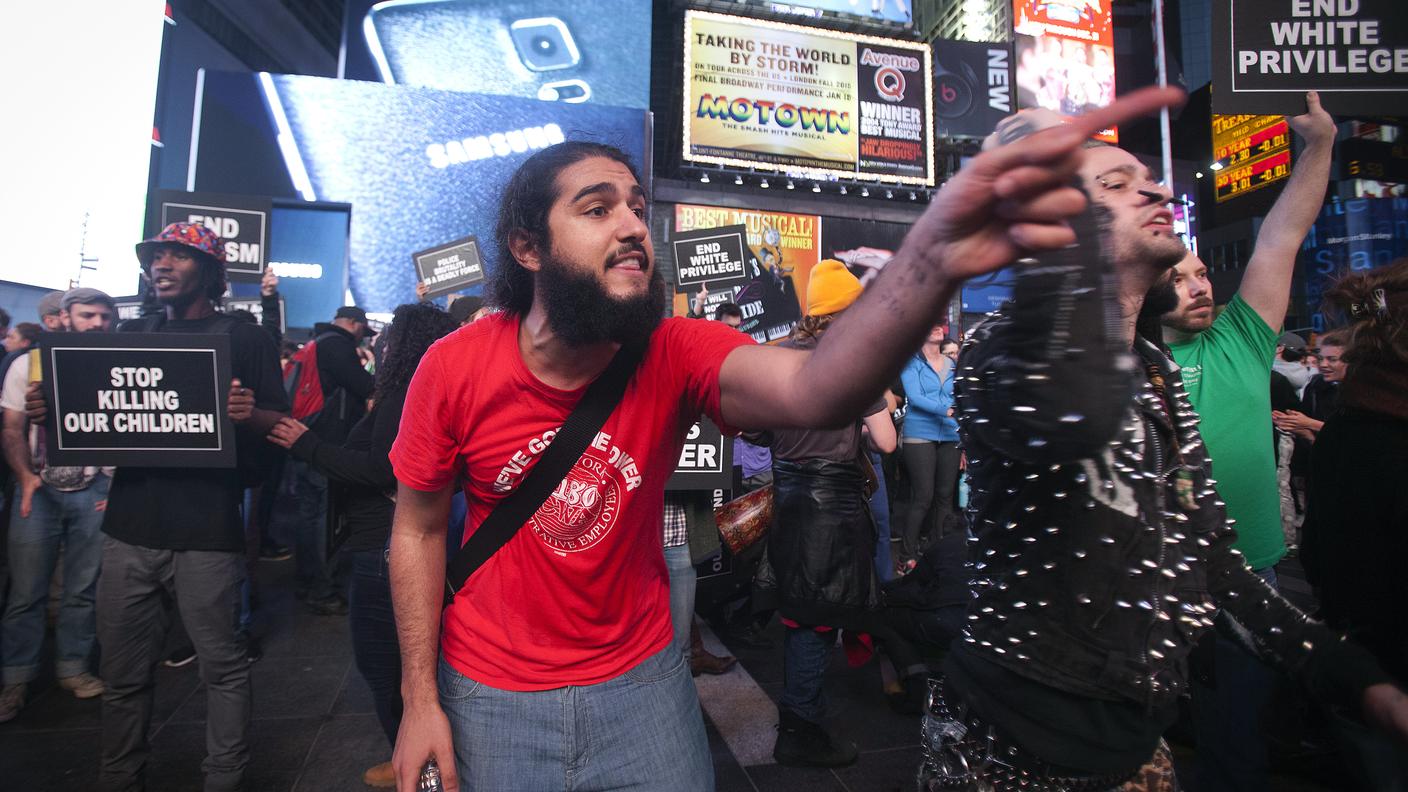 Manifestazioni e scontri dopo la decisione del Gran giurì