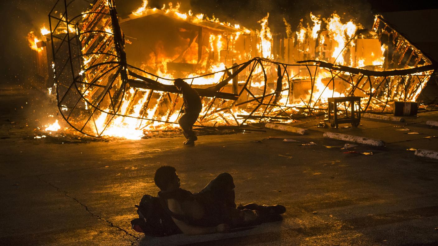 Manifestazioni e scontri dopo la decisione del Gran giurì