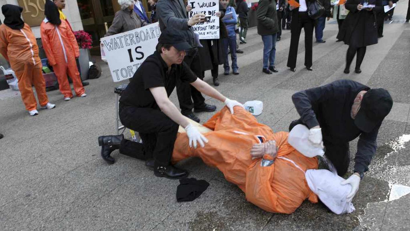 Una rappresentazione del famigerato waterboarding, durante una manifestazione di protesta