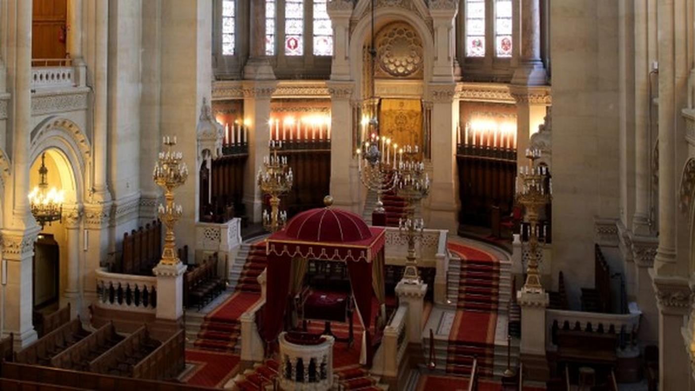 L'interno della Grande Sinagoga di Parigi
