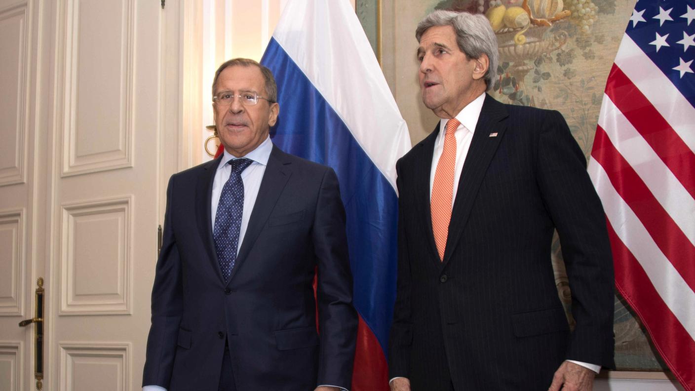 Il russo Lavrov (a sinistra) e l'americano Kerry