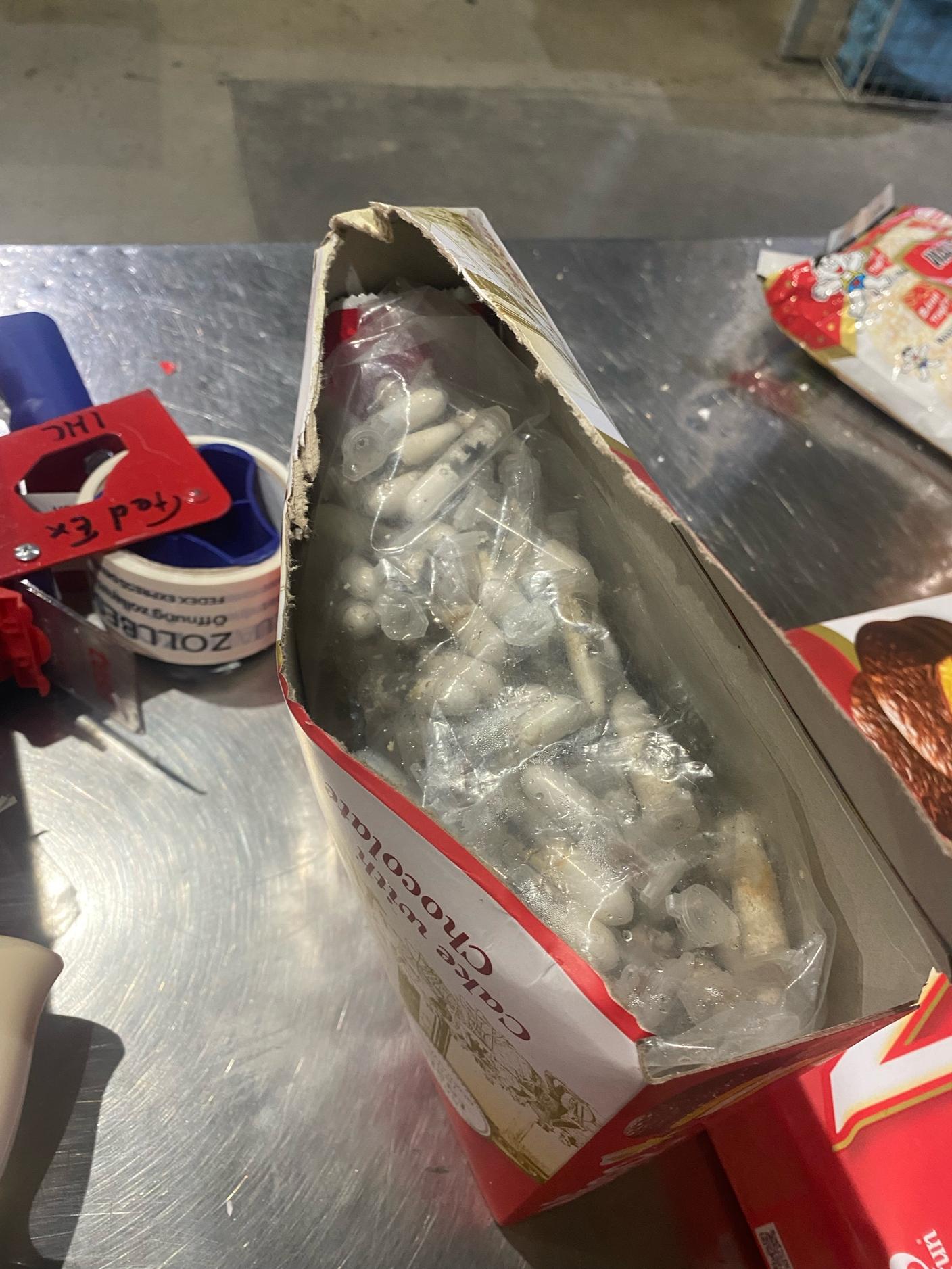 I tubi con i ragni erano imballati in scatole di biscotti