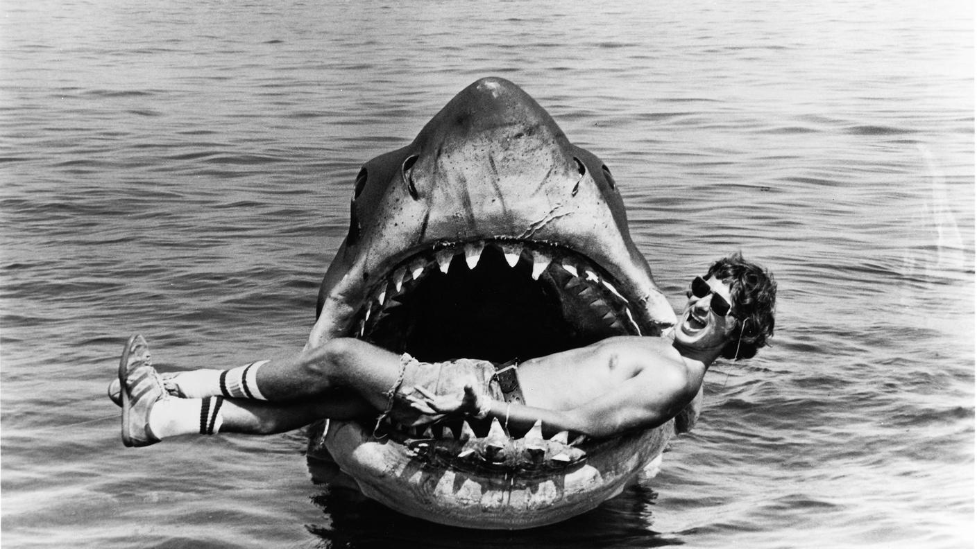 Lo squalo, 1975 -  Steven Spielberg scherza sul set del film