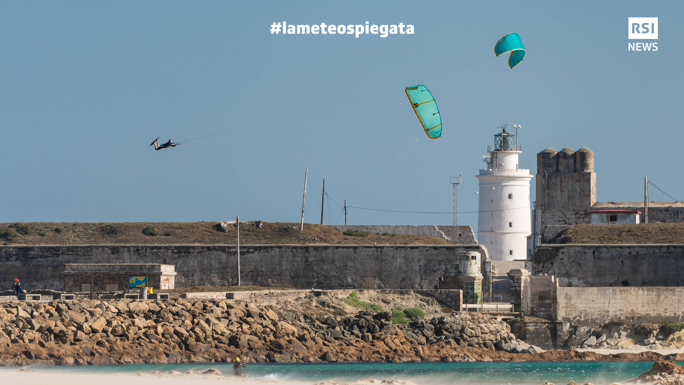 Vento e tempo libero, un binomio per molti irrinunciabile - Nella foto un kitesurfer vola letteralmente a Tarifa, in Spagna