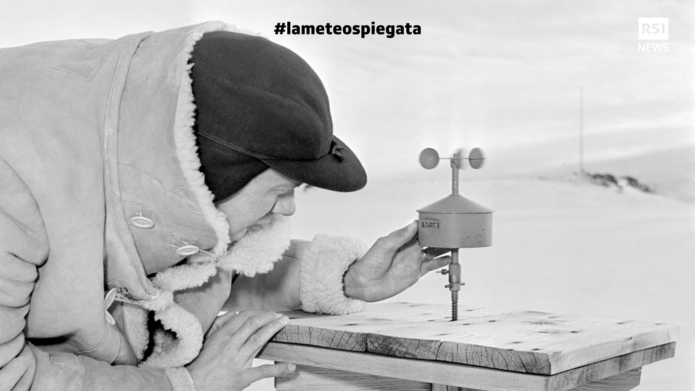 Un ricercatore dell'Istituto federale per lo studio della neve e delle valanghe di Davos, legge i dati dell'anemometro a coppi davanti alla stazione sul Weissfluhjoch, nel gennaio del 1953