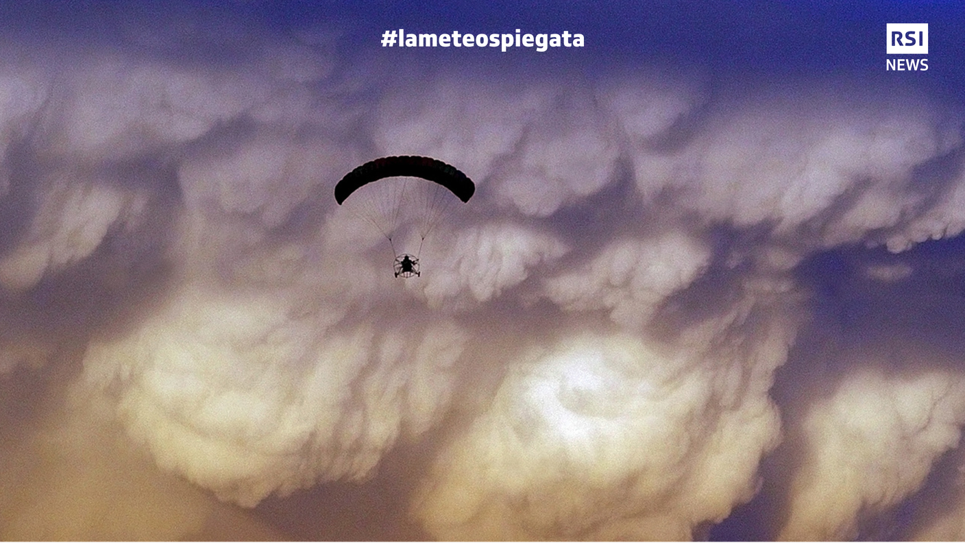 In "fuga" volando da un'impressionante nube temporalesca