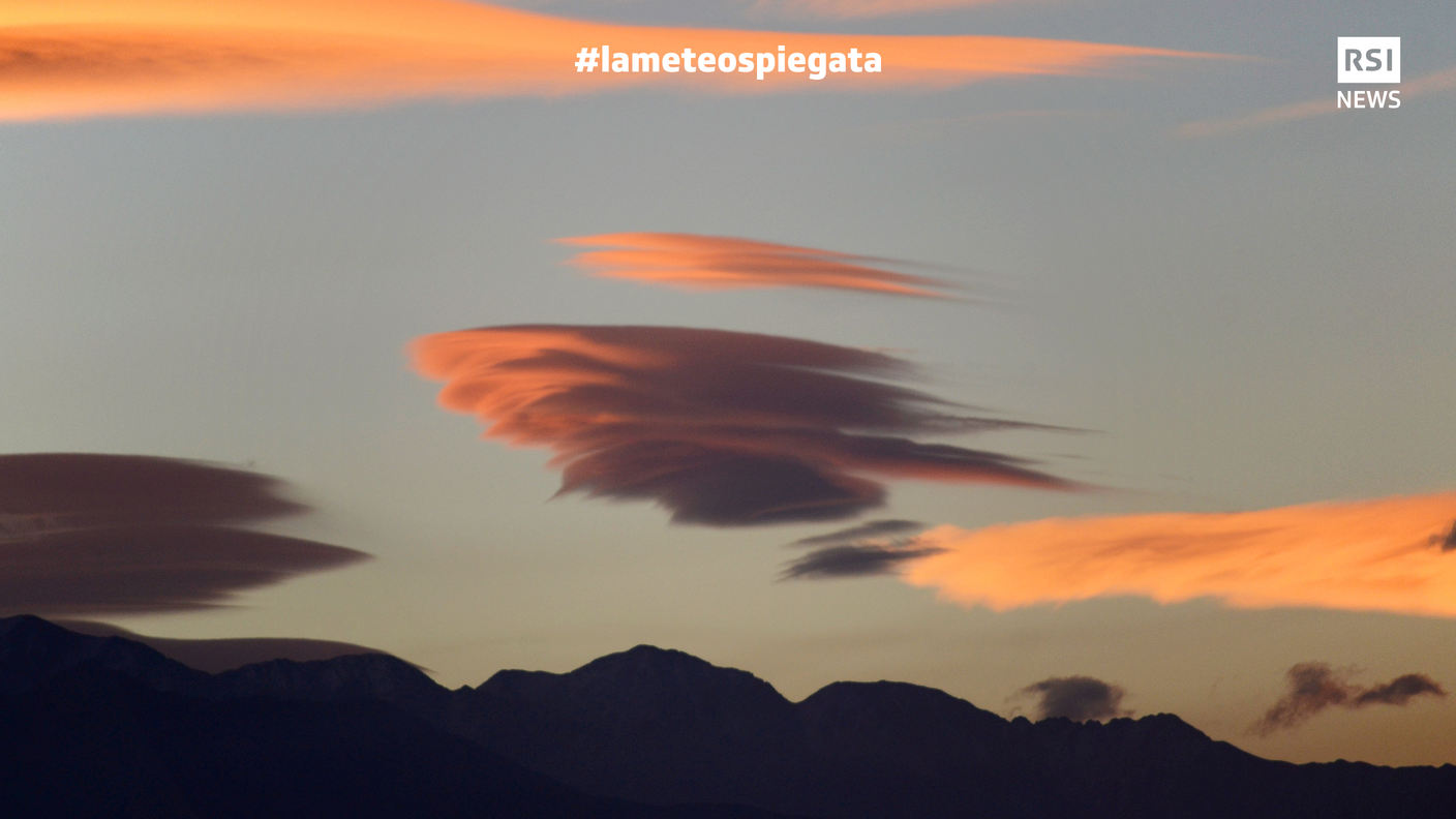 L’altocumulo lenticolare (Altocumulus lenticularis) è particolare perché la sua forma cambia in continuazione. Si può presentare in singole nubi o in raggruppamenti di banchi a diverse quote. Spesso si osserva come queste nubi si dissolvono in un punto per riformarsi nuovamente in un altro. Fra i diversi banchi di nubi si osservano spesso zone luminose o anche sprazzi di cielo sereno. Le situazioni meteorologiche più favorevoli per lo sviluppo di altocumuli lenticolari sono quelle in cui una corrente d’aria scavalca le Alpi, scendendo sul lato sottovento sotto forma di favonio: a Nord delle Alpi con l’avvicinarsi di un fronte freddo, a Sud delle Alpi dopo il passaggio del fronte stesso.