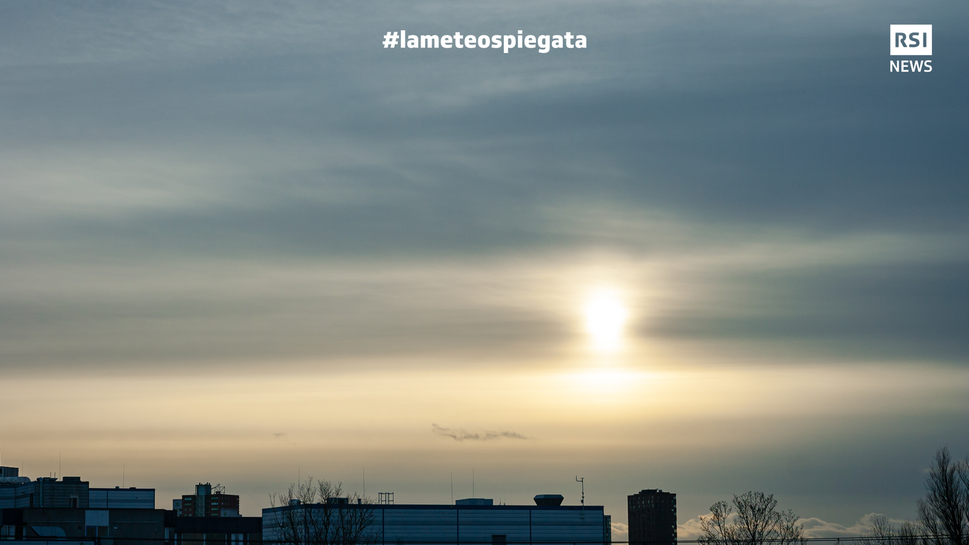 Altostrato - Strati o banchi di nubi grigie o bluastre, dall’aspetto striato, fibroso e uniforme, che coprono il cielo completamente o solo in parte. A volte questa nube non è troppo densa così che il Sole si scorge almeno in parte, come attraverso un vetro smerigliato. In presenza di un altostrato non si assiste a nessun fenomeno ottico come l’alone.
