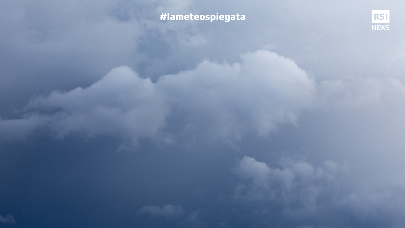 Nembostrato - Densi strati nuvolosi grigi e scuri, il cui aspetto è reso sfocato da precipitazioni più o meno continue di pioggia o neve, che nella maggior parte dei casi raggiungono il suolo. Il nembostrato ha una massa imponente che cambia di poco il suo aspetto e il cui spessore non permette di intravvedere il Sole. Questa nube è composta di goccioline di acqua sopraffusa, gocce di pioggia, cristalli di ghiaccio, fiocchi di neve oppure di una miscela di questi elementi. Di frequente, sotto questi strati nuvolosi, sono presenti brandelli di nuvole basse.