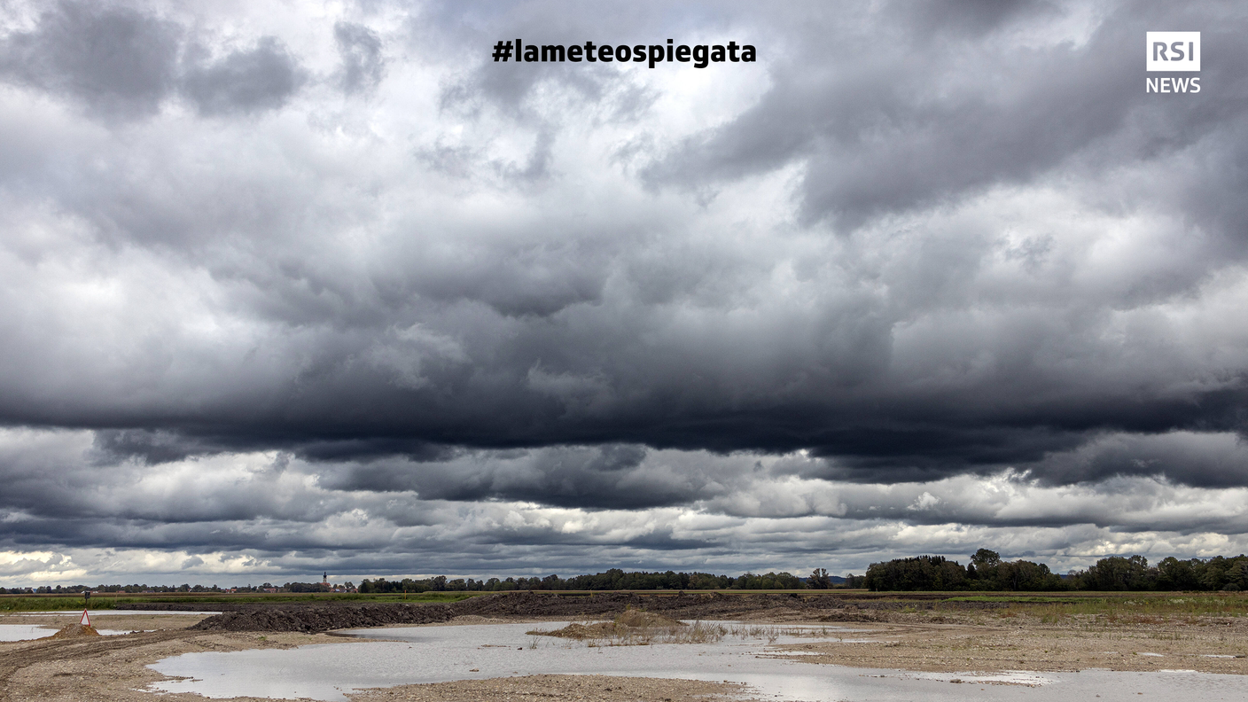 Stratocumulo - Banchi o strati di nubi grigie e/o biancastre che presentano il più delle volte parti scure. I gruppi di nubi di questo tipo sono disposti a mosaico di banchi, strisce o rotoli dall’aspetto ben strutturato e non fibroso. La maggior parte degli elementi è disposta in modo regolare e ha una larghezza apparente superiore a 5 gradi.