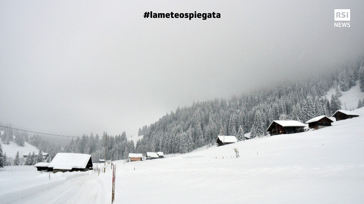 Strato (nella foto sotto forma di nebbia alta) - Strato nuvoloso grigio e continuo con un limite inferiore abbastanza uniforme, dal quale può cadere pioviggine, piccoli cristalli di ghiaccio o granuli di neve. Nel caso si abbia uno strato di nebbia alta, il limite inferiore della nebbia è normalmente ben delineato. Se il Sole appare attraverso le nubi, il suo contorno è chiaramente visibile.