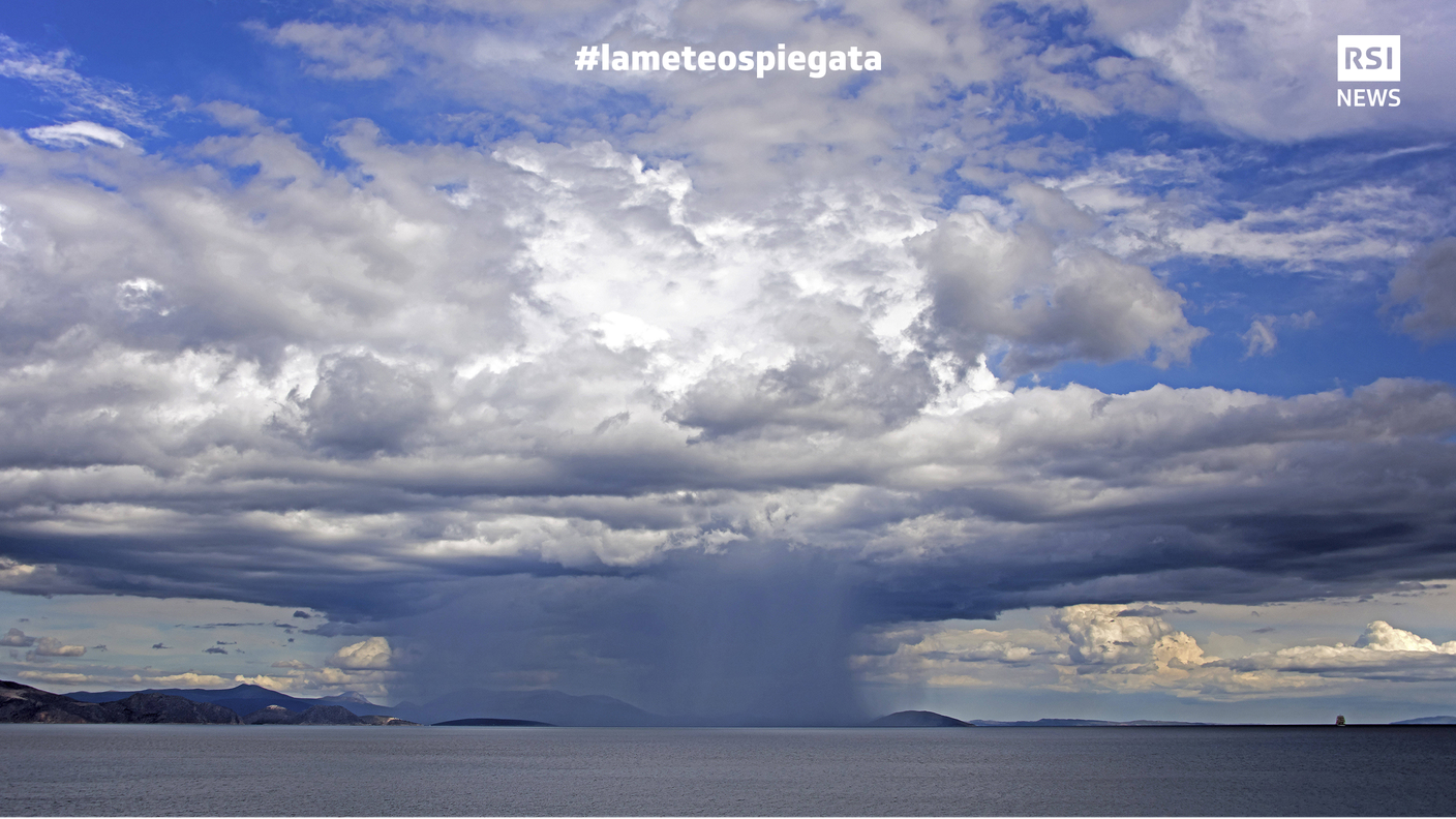 Cumulonembo (fotografato nel Peloponneso, in Grecia) - Nuvola possente e densa con grande estensione verticale a forma di un’imponente montagna o di un’alta torre. Un cumulonembo si sviluppa da un cumulo. Mentre nella parte inferiore si osservano rigonfiamenti ben definiti, nella parte superiore i contorni netti si dissolvono dando vita a una struttura fibrosa che prende a volte la forma di un’incudine. Sotto la base inferiore della nube scura, si trovano spesso nuvole basse a brandelli che possono unirsi alla nube principale. Le precipitazioni provenienti dall’incudine cadono sovente sotto forma di scie di precipitazione (Virga).
