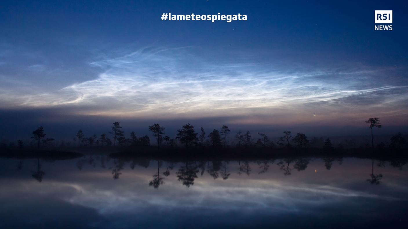 Nubi nottilucenti fotografate nel parco nazionale Soomaa, in Estonia
