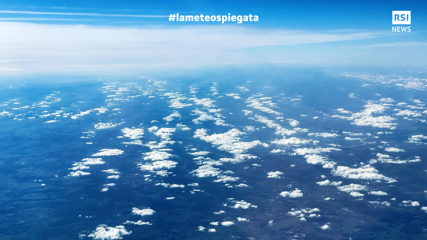 Pecorelle (altocumuli) da una prospettiva diversa, fotografati dall'alto del volo di un areo - Sullo sfondo presenza anche di altostrati