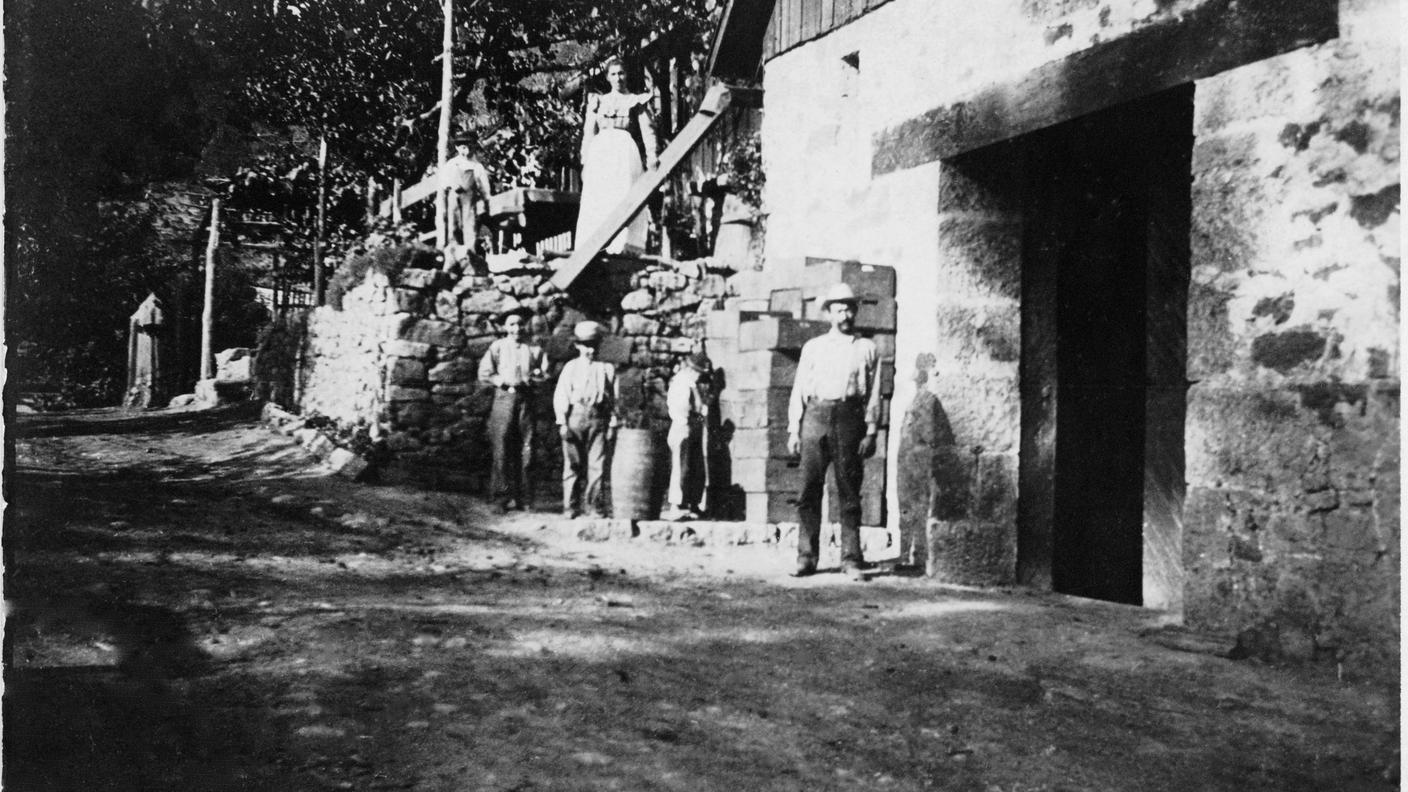 La famiglia Pestoni davanti alla prima "Winery"