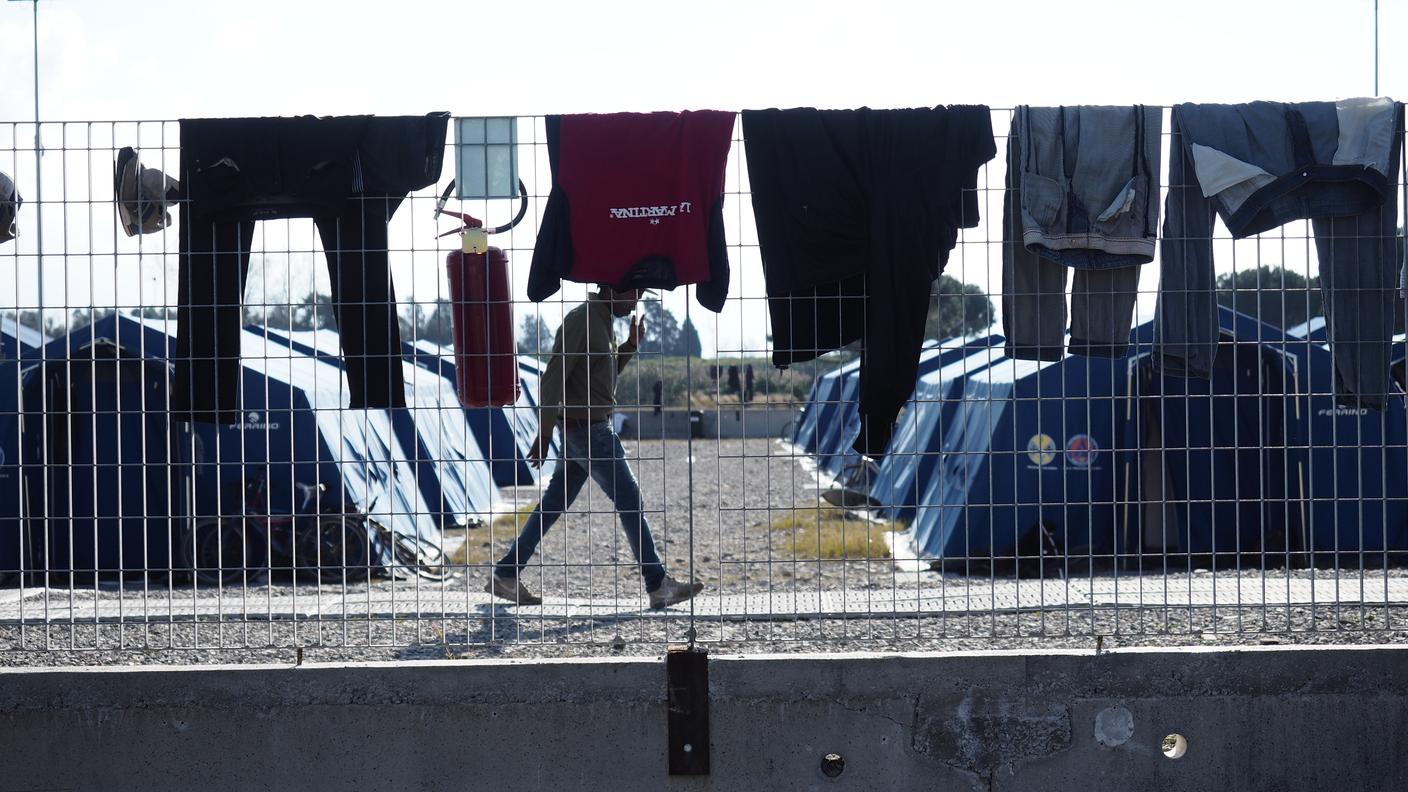 La nuova tendopoli. Qui i residenti possono lavare i loro vestiti, ma solo con l'acqua fredda
