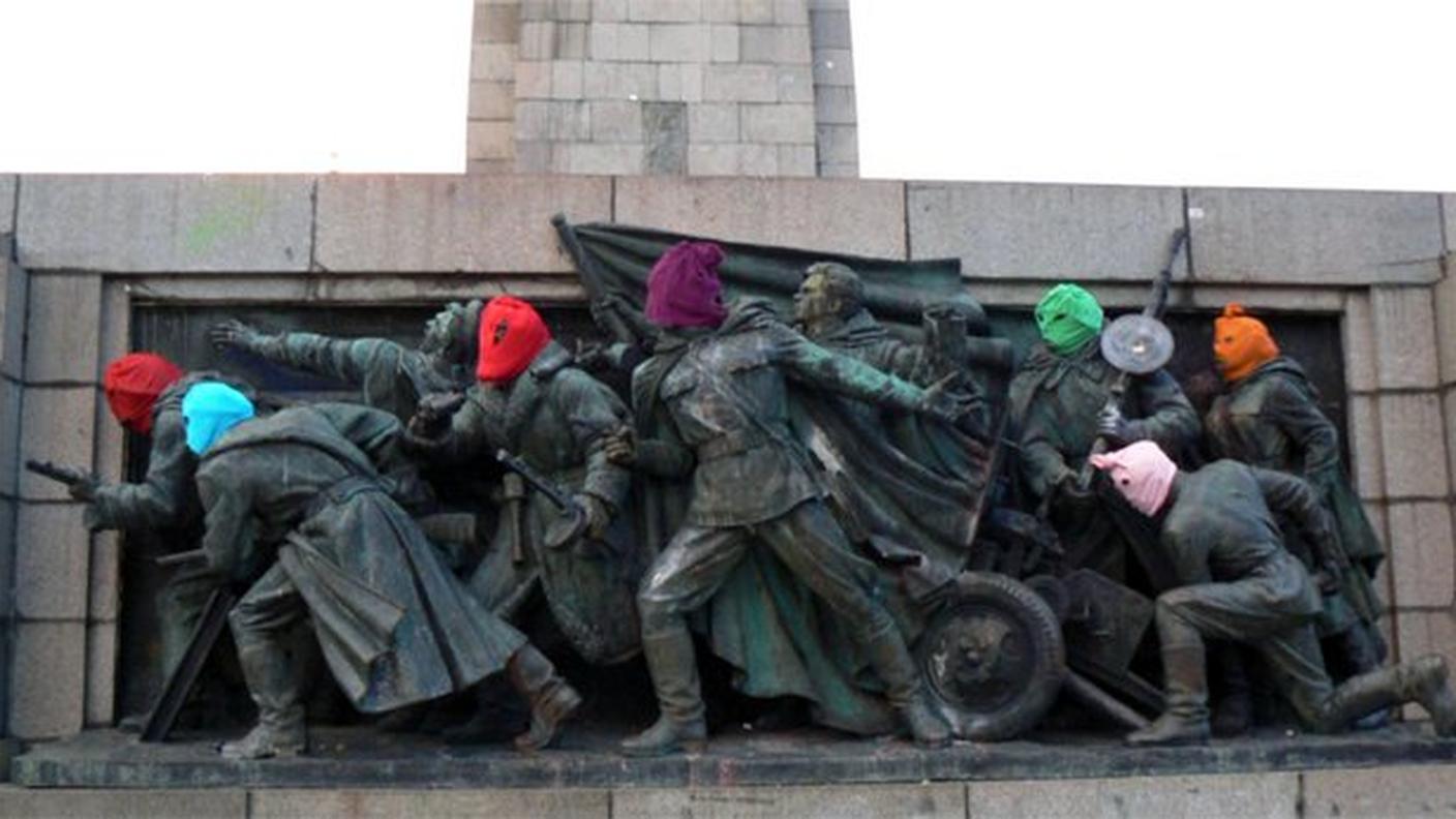 I soldati sovietici incappucciati come le Pussy Riots il 17 agosto 2012.jpg